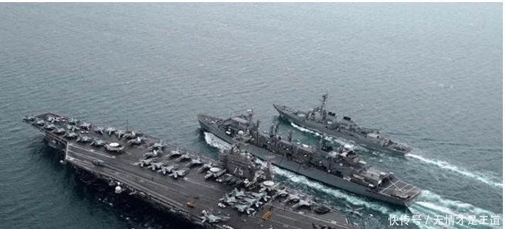 都不准通过! 美国航母刚堵海峡, 不料我国巨轮就来了, 不敢拦