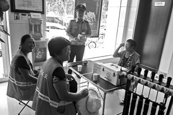 河南多地机关及企事业单位开放资源 为群众提供免费车位