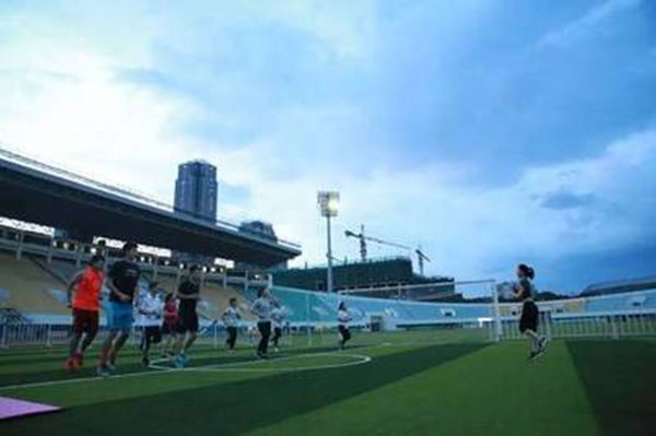 郑州多所高校拆掉“围墙”开放运动场 邀你跑步打球