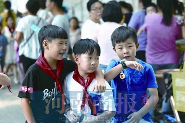 郑州孩子开学第一天 有书有料有文艺 有笑有情有意义
