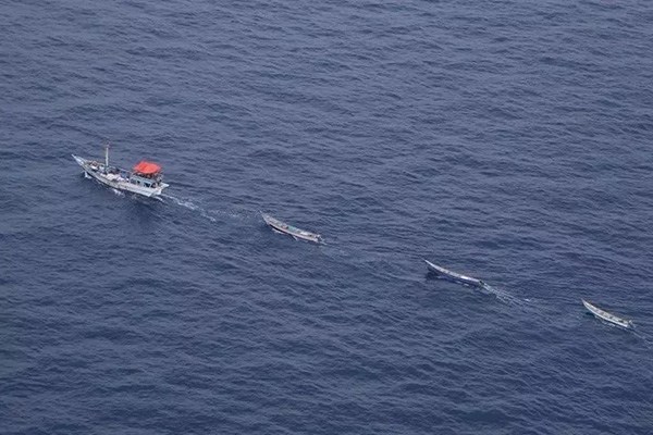 母船拖着小艇机动