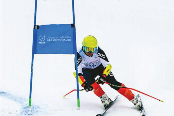 曾与滑雪并无交集的高智乾亮相大冬会高山滑雪男子大回转比赛