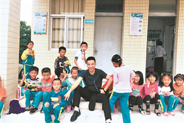 许锐锋和孩子们
