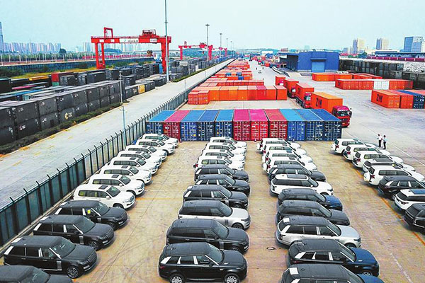 中欧班列(郑州)首趟海铁联运平行进口汽车整车专列抵郑