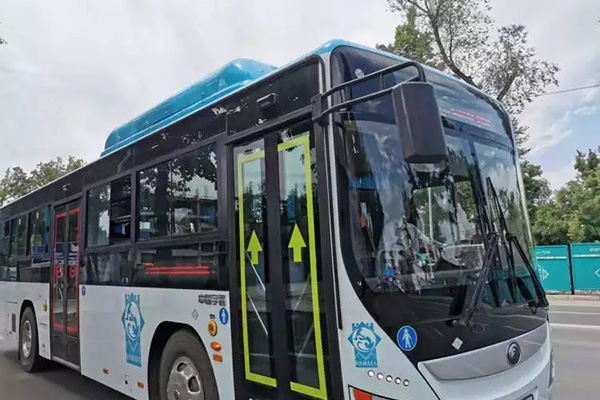 行驶在比什凯克城市干道上的宇通公交车