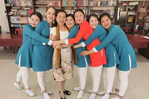 祁燕与舞剑学生合影