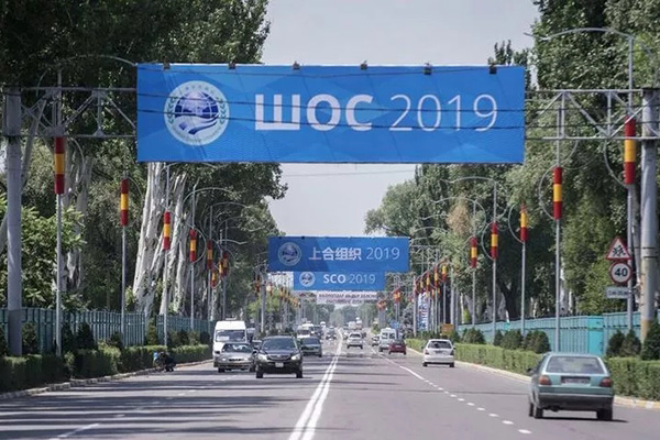 比什凯克玛纳斯国际机场开往市区的公路上,以多种文字标注的上合组织比什凯克峰会横幅已经挂起