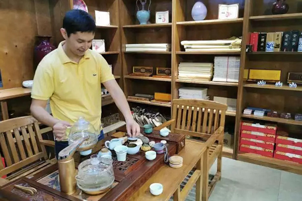 阿肯木还秀起了自己的功夫茶技,动作有板有眼